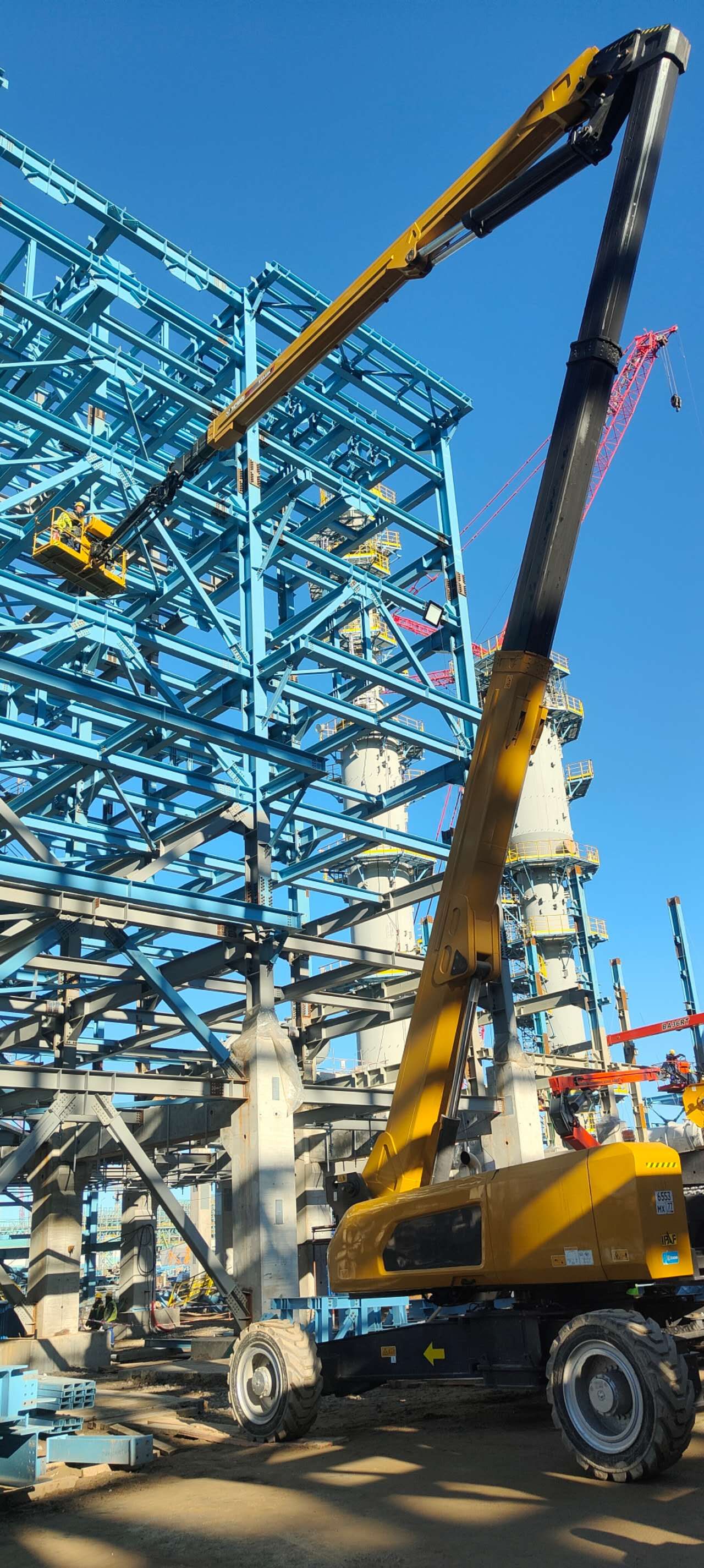 破解欧洲化工厂高空越障难题，，，，，，XGA48K精准走位