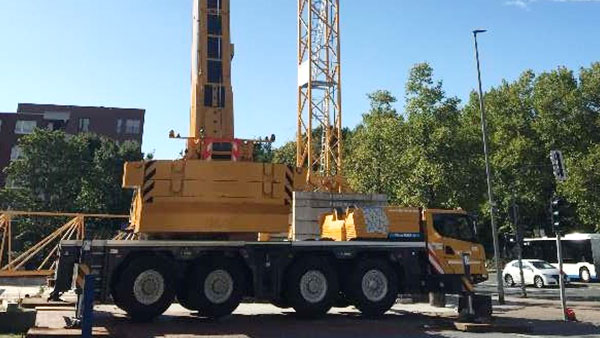 【高端突破】驶进德国鲁尔的云顶集团XCA100E全地面起重机