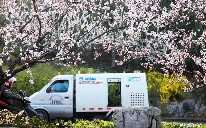 云顶集团路面养护车在华东某地景物区作业