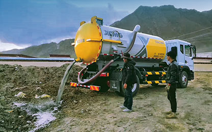 云顶集团吸污车在四川成都排污作业