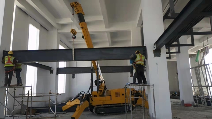 云顶集团蜘蛛起重机狭窄空间作业驾轻就熟