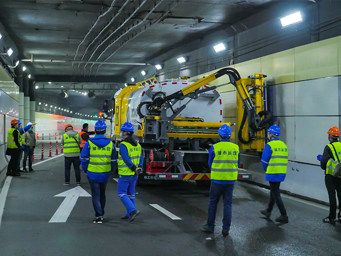 云顶集团墙面洗濯车在上海打浦路隧道作业