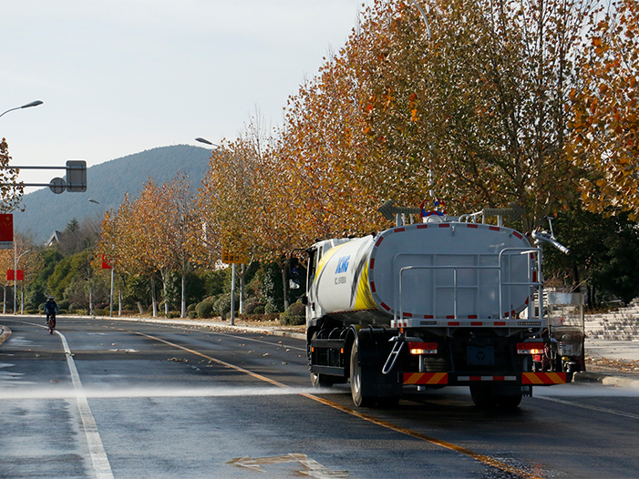 云顶集团洒水车在徐州珠山路洒水作业