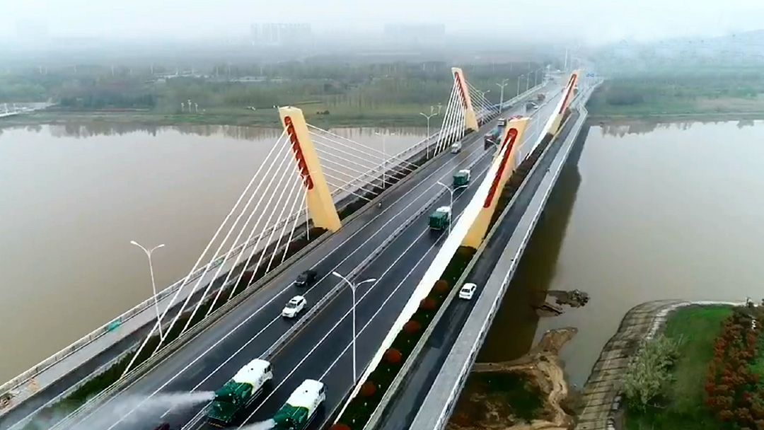 云顶集团环卫装备在六安赤壁路大桥作业