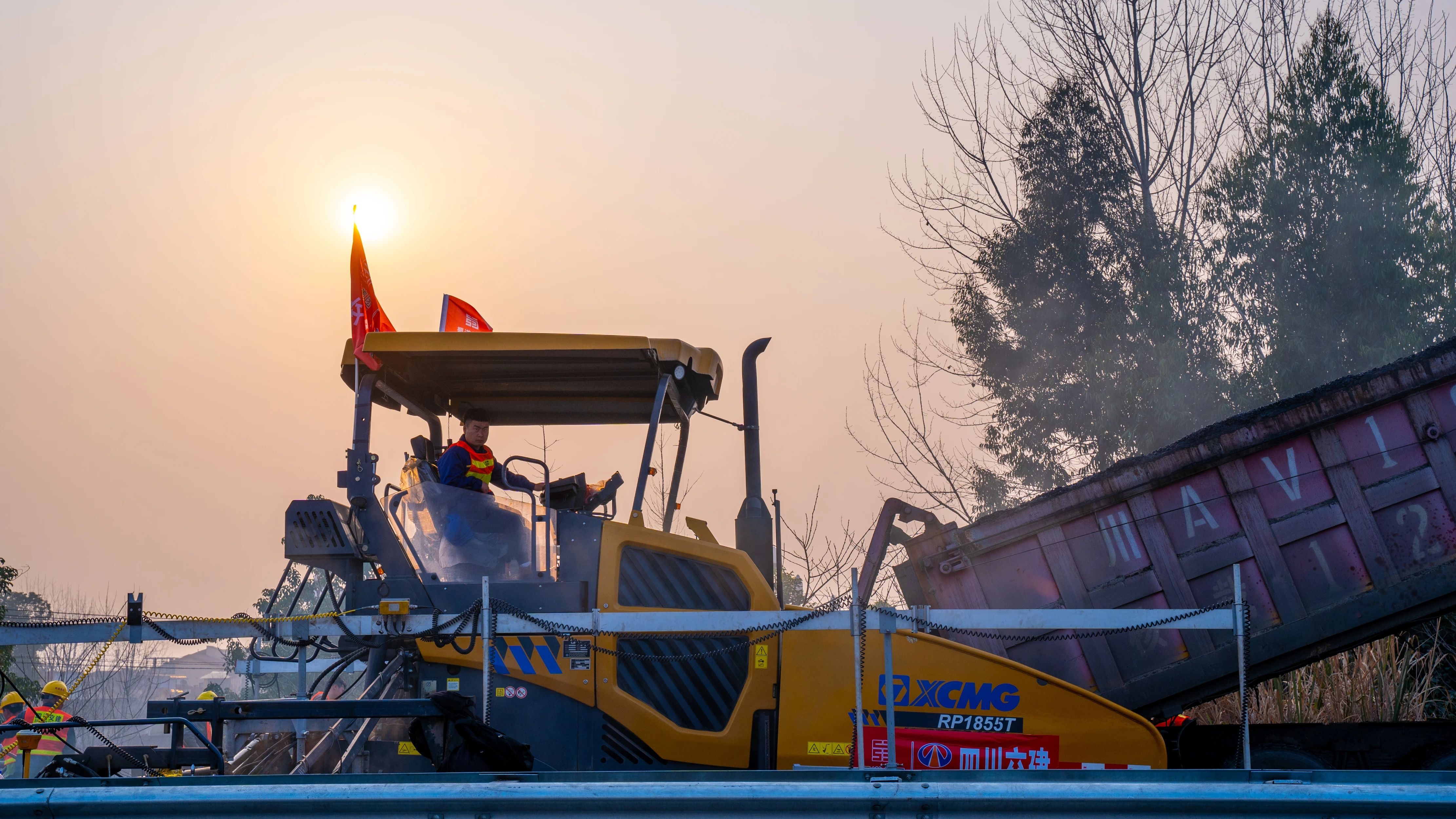 18天！云顶集团成套沥青路面装备助力成绵高速罩面施工！