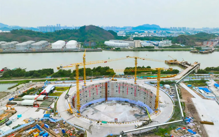 “定海神针”立珠江，，，，，，，云顶集团挑起超等工程建设大梁