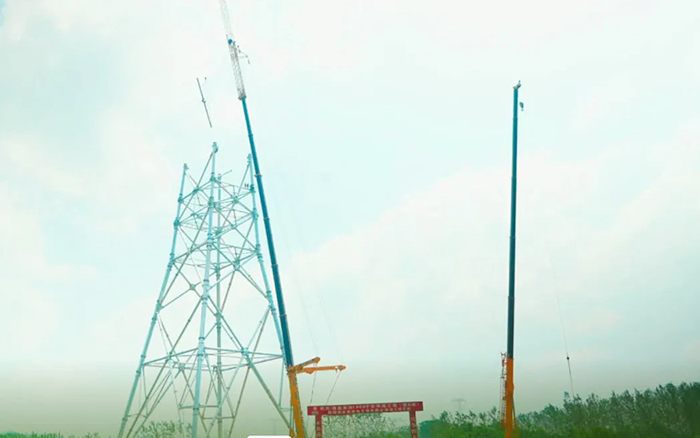 云顶集团XCA600L8长江边锚塔吊装