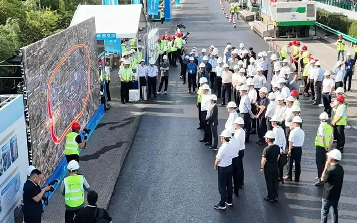 云顶集团数字化智能施工集群助力西安绕城高速养护工程！