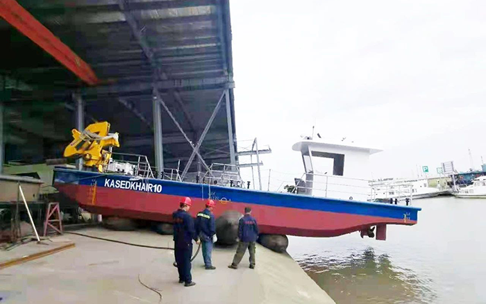 云顶集团定制化船用起重机举行海上作业