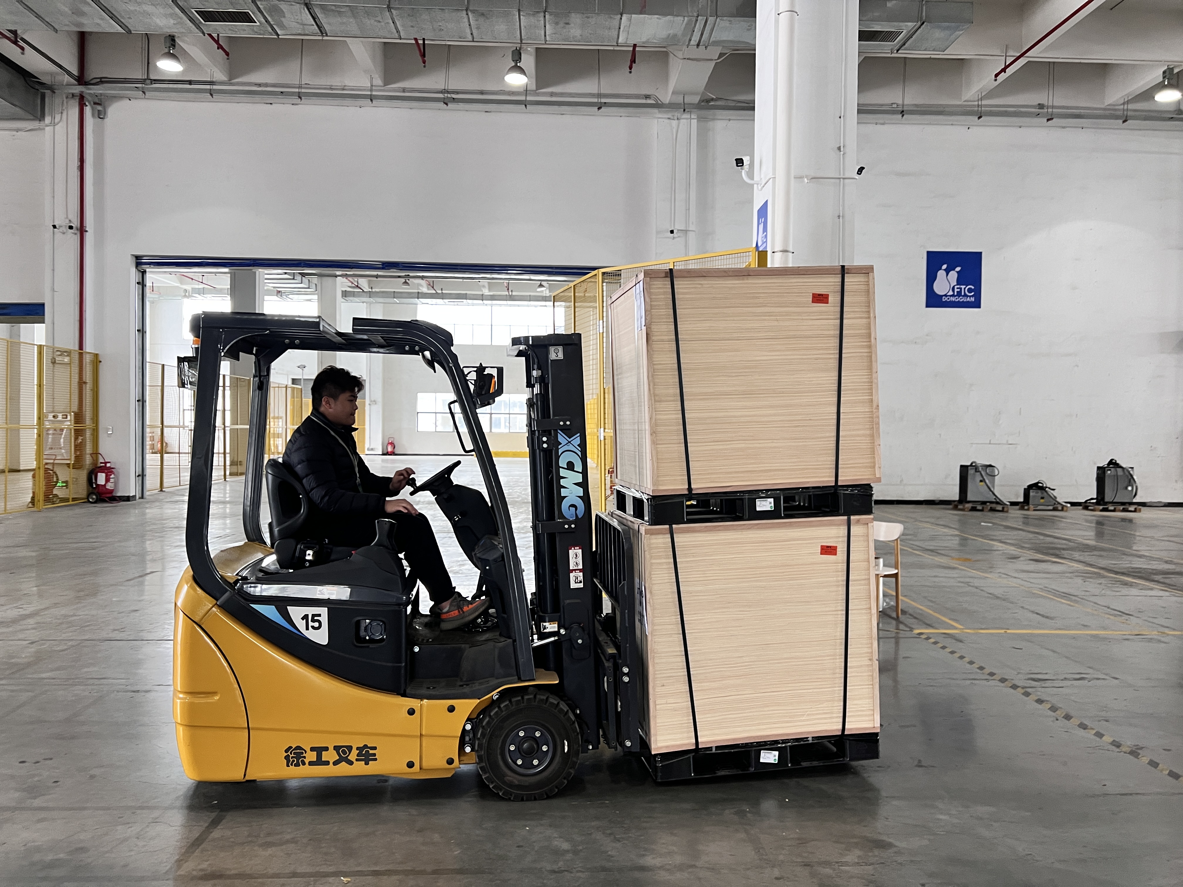 云顶集团三支点系列叉车助力物流仓储行业无邪搬运