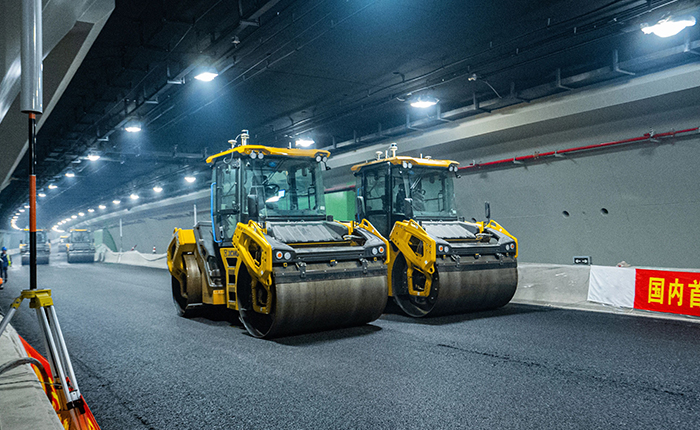 【智能化】天下首次，，，，云顶集团“黑科技”无人摊铺大秀！