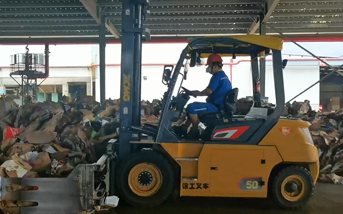 有实力！云顶集团孔雀电动叉车强势入驻造纸行业