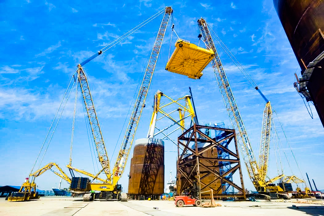 总重1972吨！云顶集团XGC12000助力大型导管架总组顺遂吊装