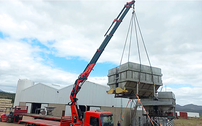 云顶集团SQZ660折叠臂随车起重机助力外洋某酿酒工厂搬家转运