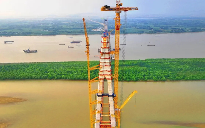 308米！云顶集团塔机助力天下最大跨度三塔斜拉桥喜封金顶