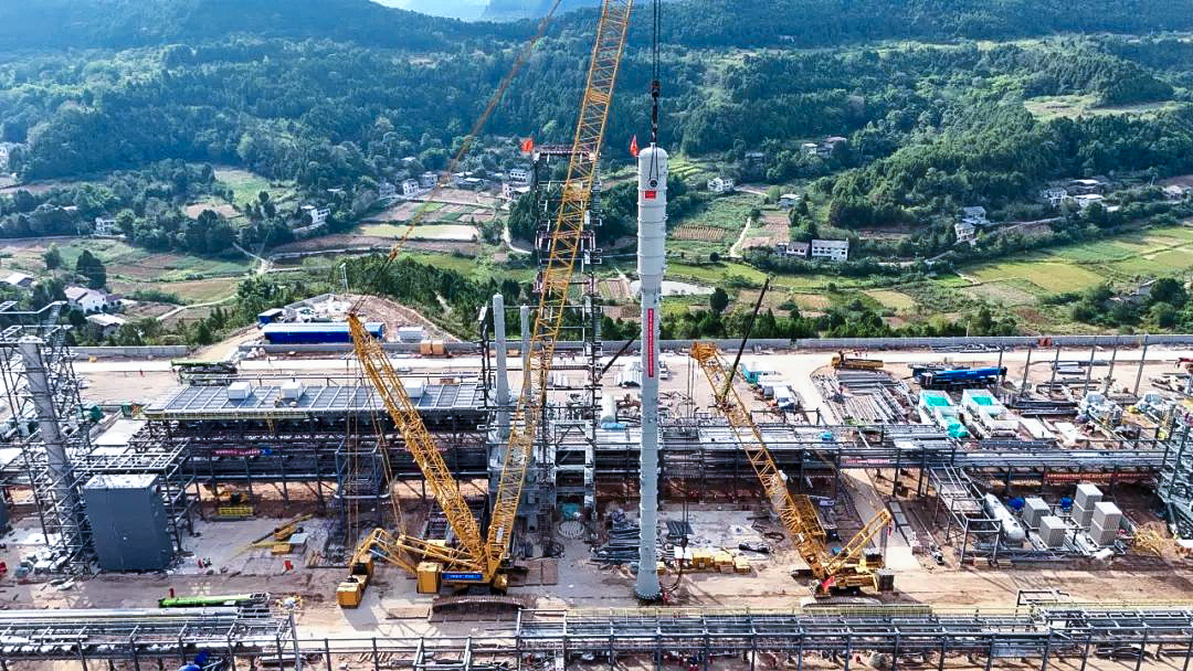 一次性乐成！云顶集团履带兄弟助力大型油气田最长整体塔类吊装