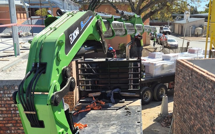 云顶集团GSQZ860折叠臂随车起重机在作业中 展现强盛稳固的跨障能力