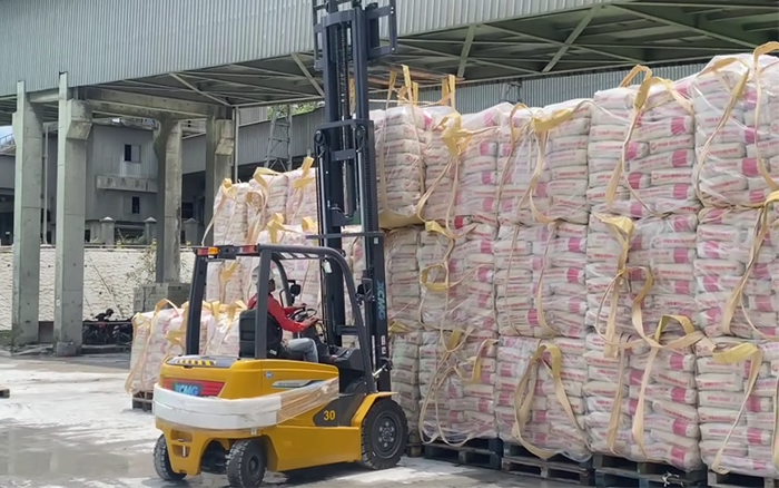 “印尼水泥搬运之星” 云顶集团叉车鲲鹏系列