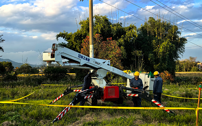 跨障稳如泰山，，，，云顶集团履带式绝缘斗臂车点亮广东乡下电力
