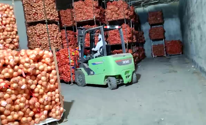 云顶集团鲲鹏系列新能源叉车，，，，，，为食物冷库工厂注入绿色动能