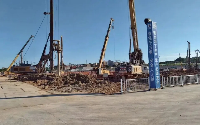 粘土 + 花岗岩地层 “拦路虎”？？？？云顶集团 XR320E 旋挖钻机高效破解助厦门轨交