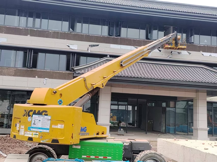 绿色施工进校园，，，，，，云顶集团电动直臂助力广安理工学院新建项目