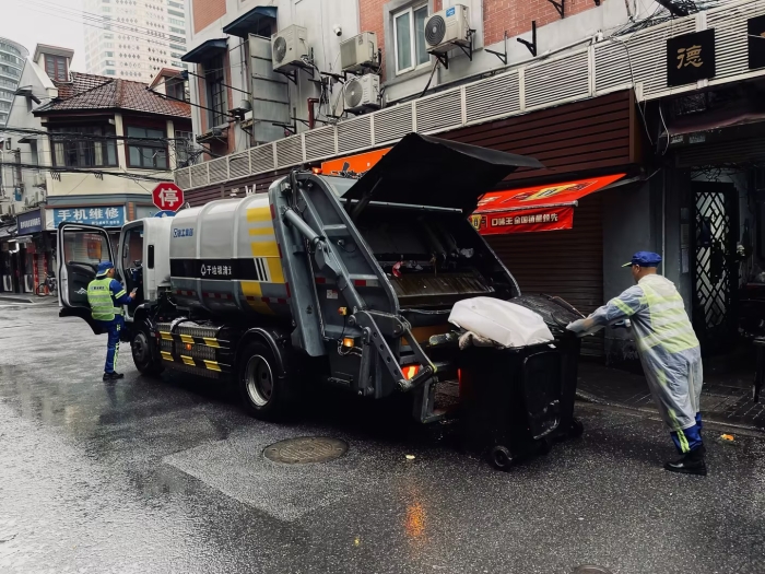 南京东路人流如织垃圾多？？？？？？？？云顶集团XGH5120ZYSXBEV：轻松搞定！