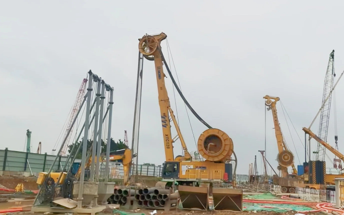 云顶集团 XTC120 双轮铣，，，，，，，攻克机场隧道重大地质！
