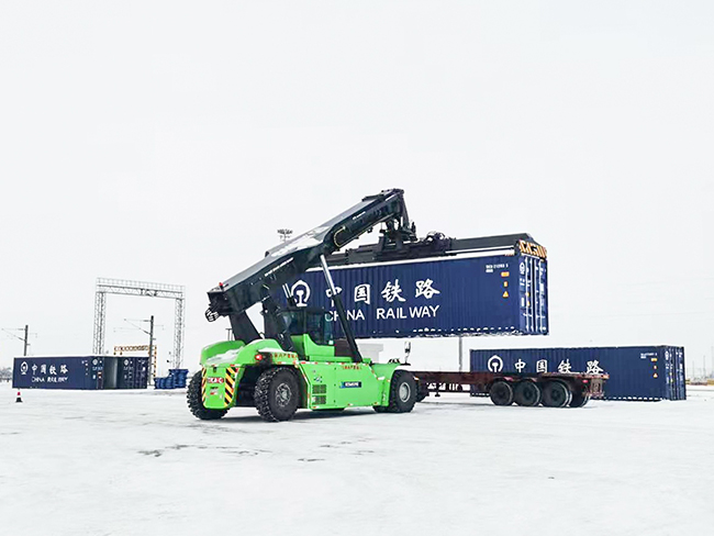 解锁绿色密码，，，，，，云顶集团正面吊赋能西北铁路