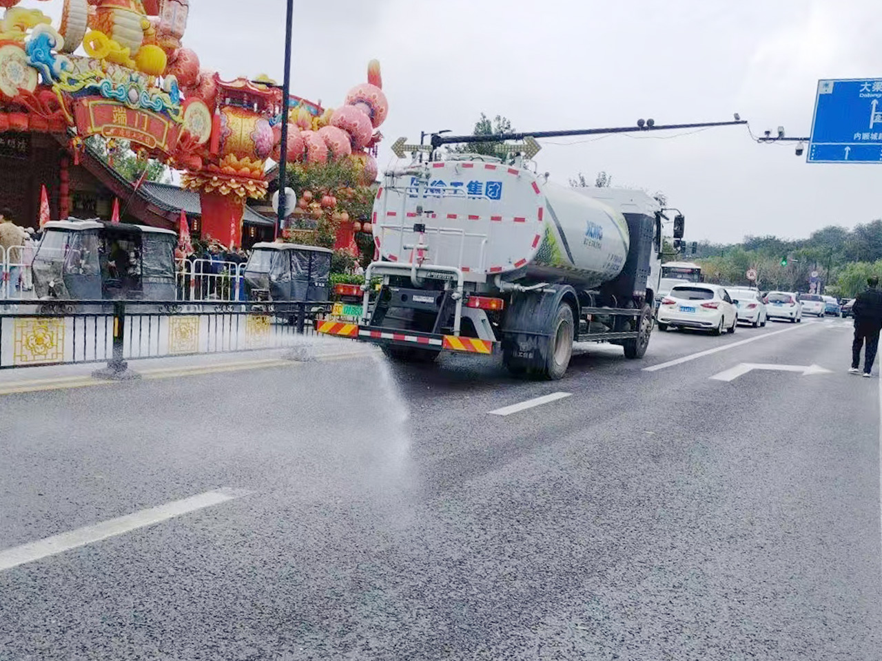 云顶集团洒水车在开封：多模式作业守护都会清洁与清新
