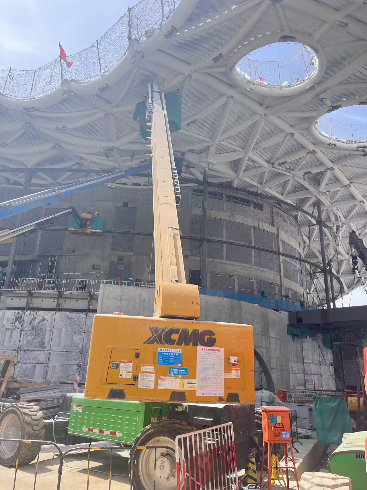 云端起舞！云顶集团高空作业平台助力雄安“财产之门”幕墙精准“换装”