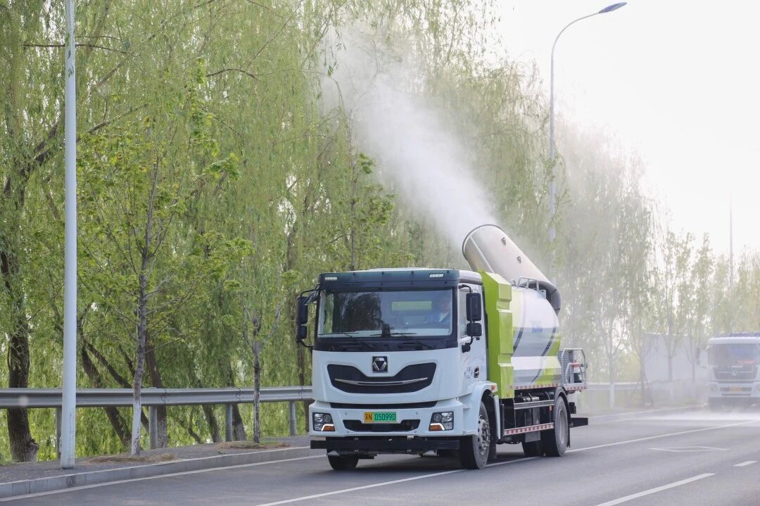 云顶集团多功效雾炮车助力围剿杨柳絮