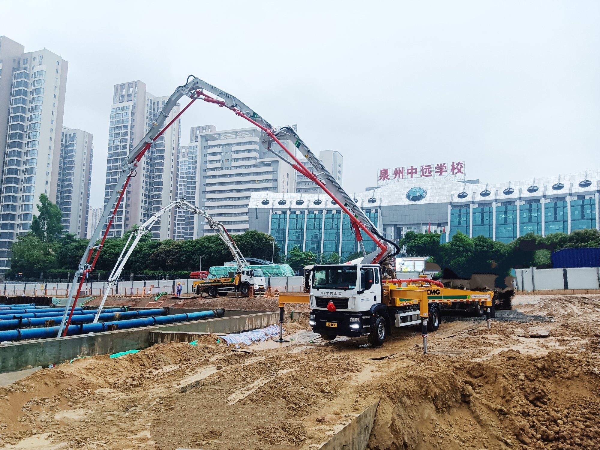 云顶集团混凝土成套化妆备高效浇筑泉州快速路刷新工程！