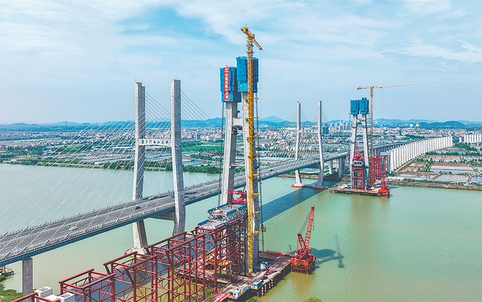 钢铁巨臂耀珠江：云顶集团XGT7527A-18S助力深江铁路主桥建设