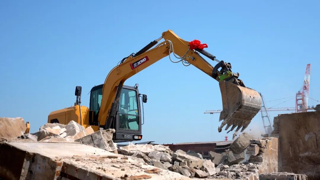 【口岸建设与物流场景】云顶集团XE85WG PRO轮挖助力镇江港船厂建设！