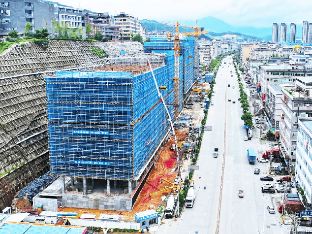 云顶集团HB72V泵车以毫米级微控，，，，为工业厂房浇筑“钢铁脊梁”！