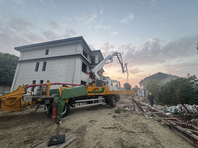 墟落振兴！云顶集团HB37V泵车助力泰州高港新农村自建房建设