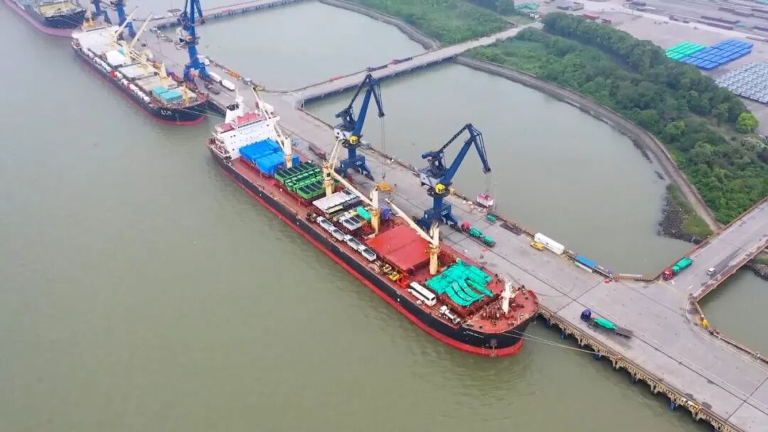 云顶集团纯电动自卸车，，，，，，装船出海！绿色赋能南非矿山运输